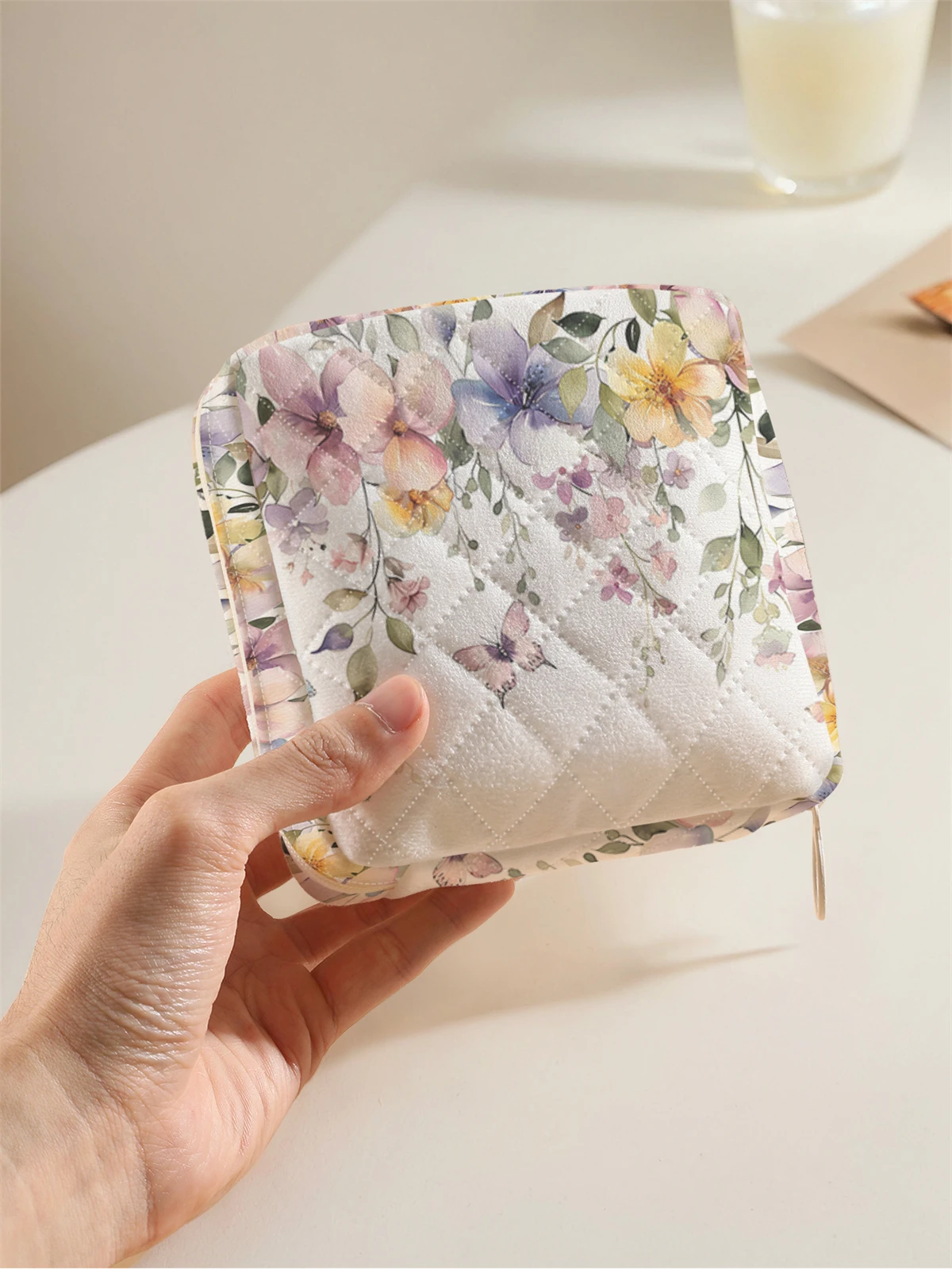 1 portable sanitary napkin storage bag, made of seaweed turtle pattern and diamond mesh material, lightweight women's tissue bag