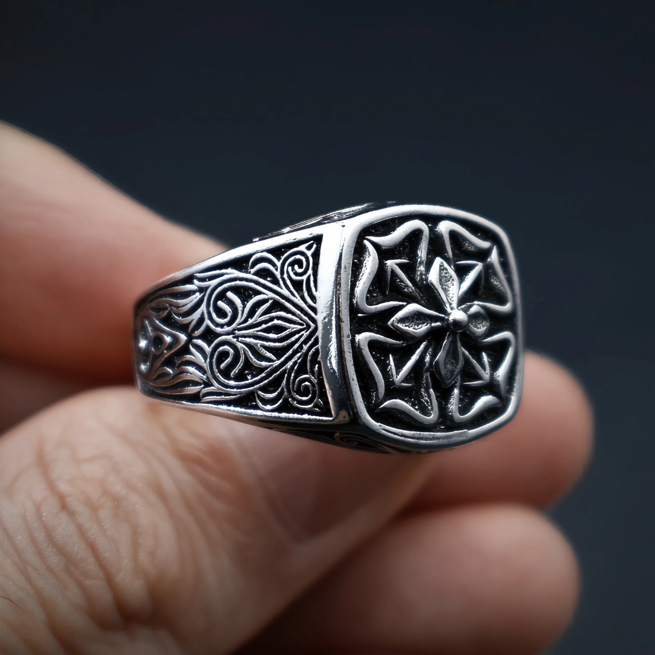 Retro „Floral Edge“ Vierblättriges Kleeblatt Verstellbarer Offener Ring für Männer, Versilbertes Messing, Gothic Punk Edgy Schmuck Accessoire Geschenk