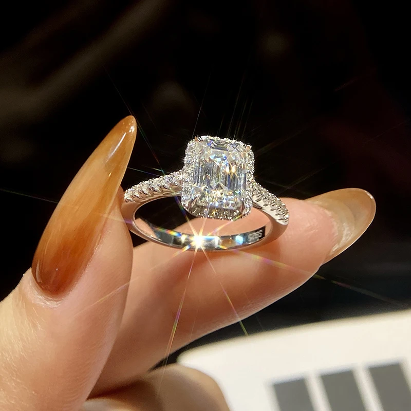 【4ct】最高級モアサナイト エメラルドカット テーパードバケット リング 4ct】最高級モアサナイト エメラルドカット テーパードバケット