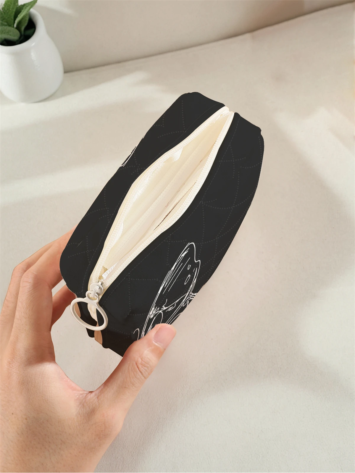 1 portable sanitary napkin storage bag, made of butterfly pattern and diamond mesh material, lightweight women's tissue bag