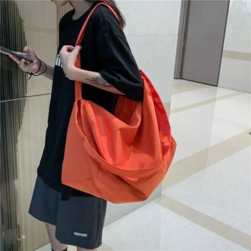 Вместительная спортивная сумка