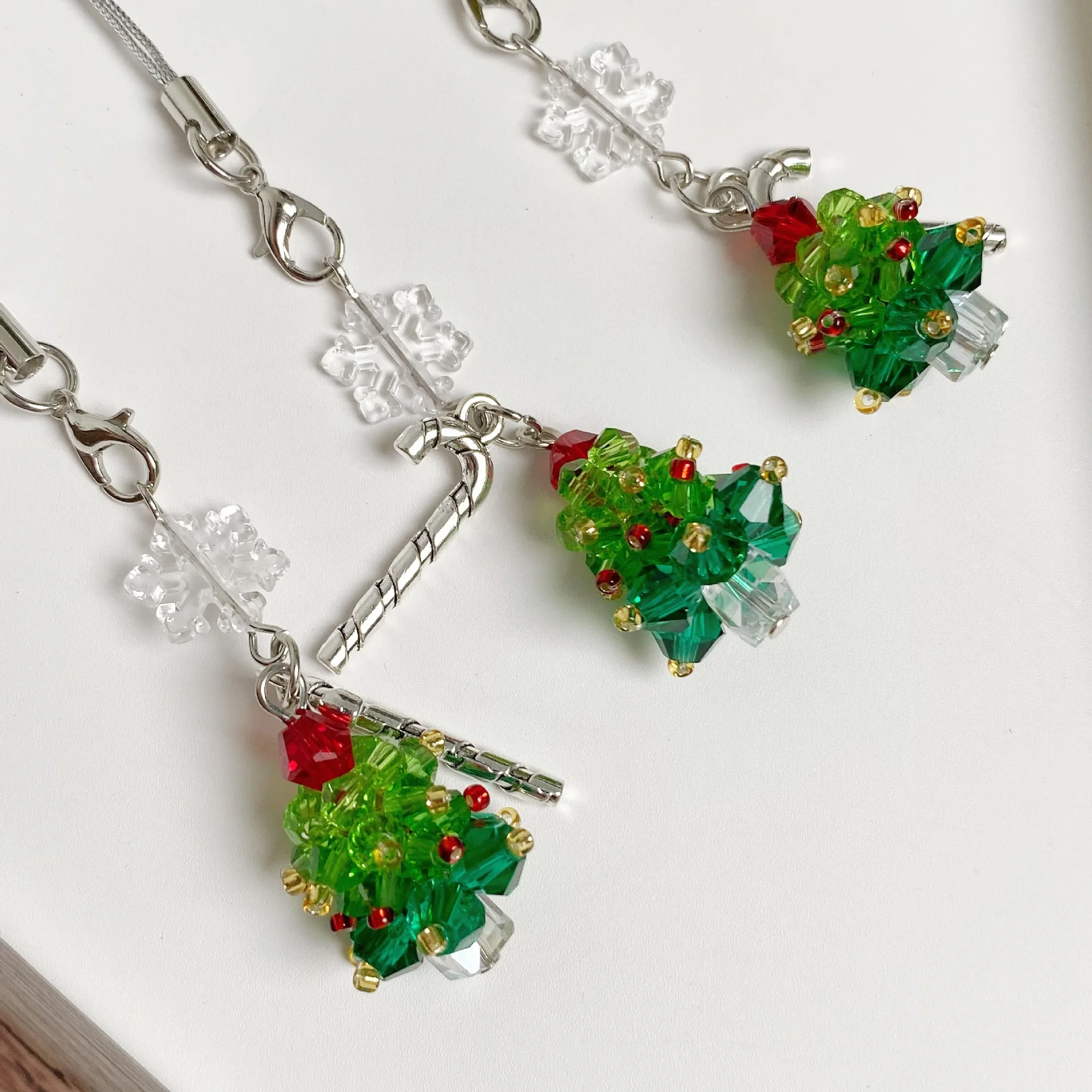 Ciondolo Cellulare - Albero di Natale semitrasparente 15 Se0b4e3b50e294e8588ccead8445dc143g