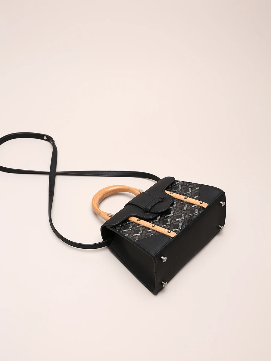 تصميم حقائب كلاسيكية فاخرة مع طباعة حروف أنيقة، با...