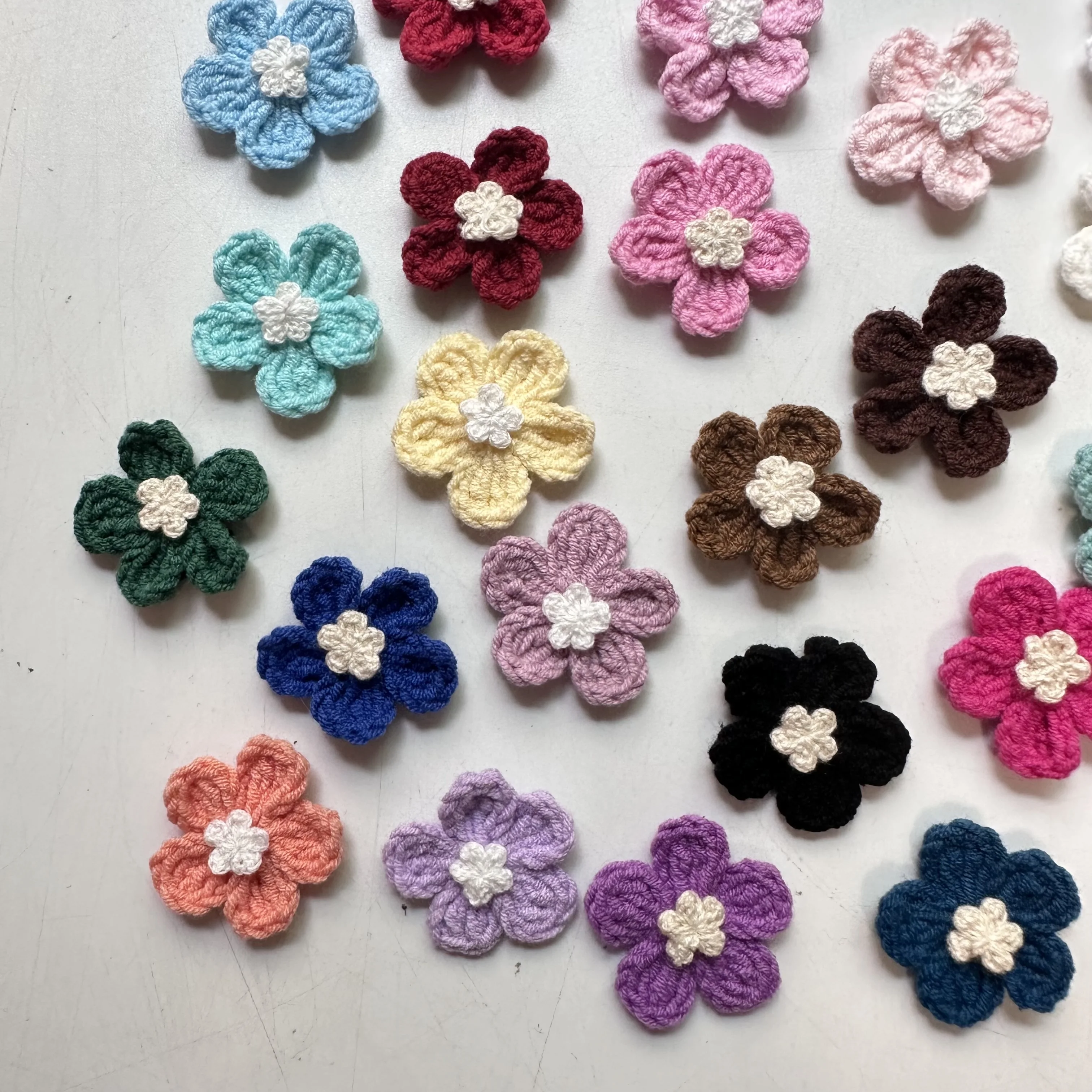 10PCS 다채로운 수제 면 크로셰 꽃 3.2CM DIY 3D 공예 니트 패브릭 꽃 아플리케 의류 장식 Axxessories