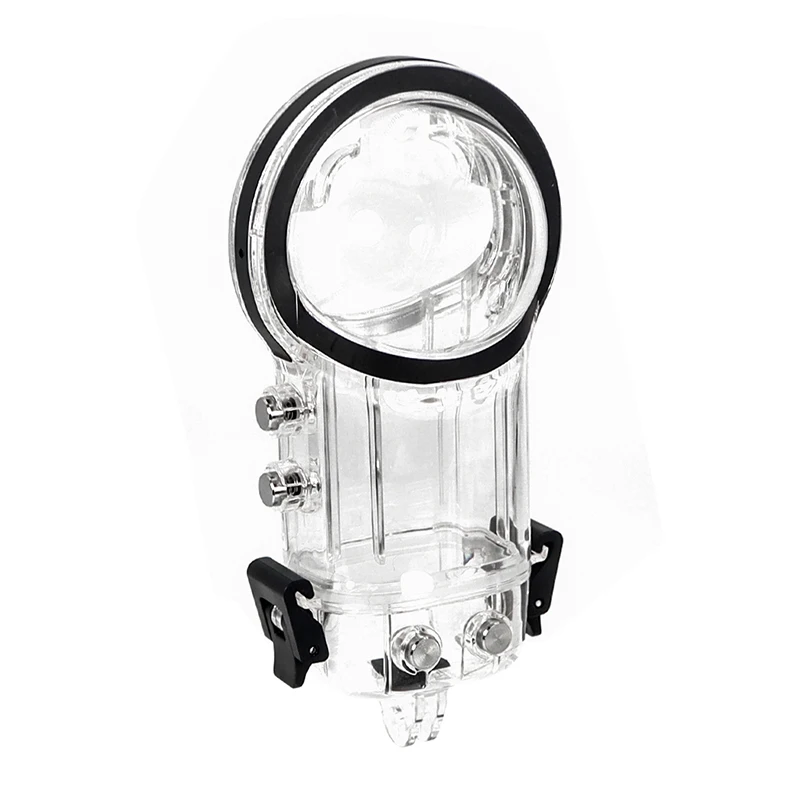 Coque sous-marine Insta360 X5 immergée dans l'eau, avec bulles et lumière bleutée