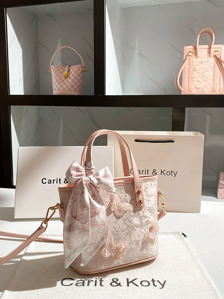 حقيبة يد أنيقة وفاخرة، تتميز بتصميم يضم زخارف فراش...