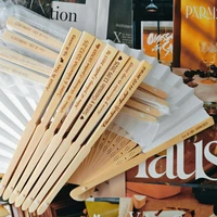 Éventails en papier blanc personnalisés avec sac en organza, gravure personnalisée, éventails de mariage, cadeaux pour invités, accessoires pour fête de mariage, cadeaux pour invités. 1