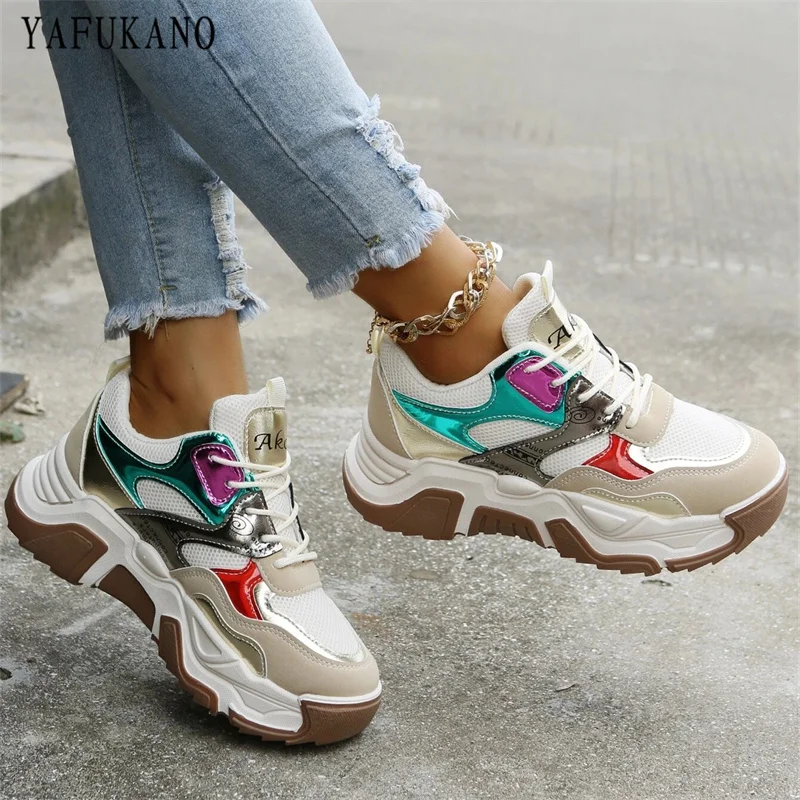 

Кроссовки на шнуровке спереди, с металлическим цветным блоком