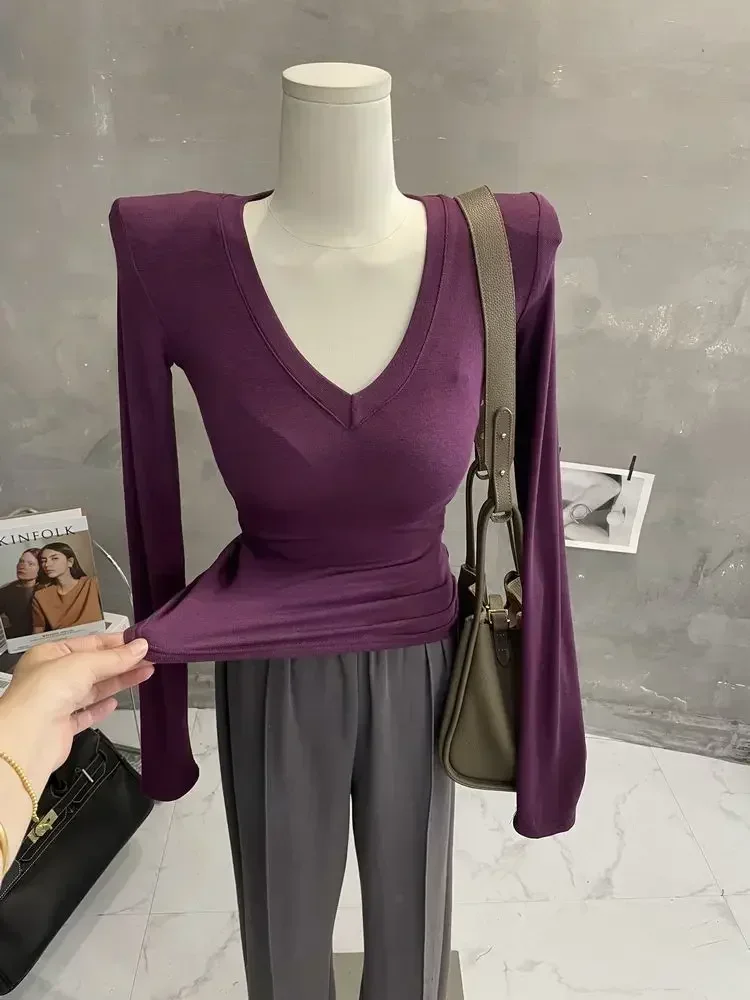 

Оптовая продажа, облегающая футболка с V-образным вырезом и высоким воротником, женский топ с наплечниками на сезон осень-зима, обтягивающая Однотонная футболка с длинным рукавом