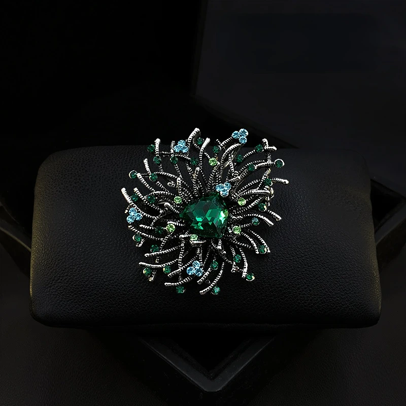 

Chic Retro Minority Design Flower Brooch Exquisite High-End Women Boutonniere Sweater Suit Pin Luxury Rhinestone Jewelry Gifts