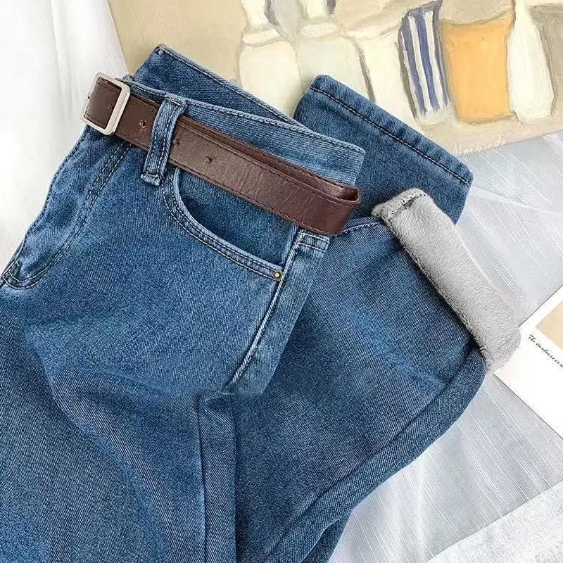 Warme, hoch taillierte Dad-Jeans aus Samt für Damen im Herbst- und Winter-Look. Schlanke, lockere, dicke und weite Beinhosen mit Karotten-Chic – Detail 19