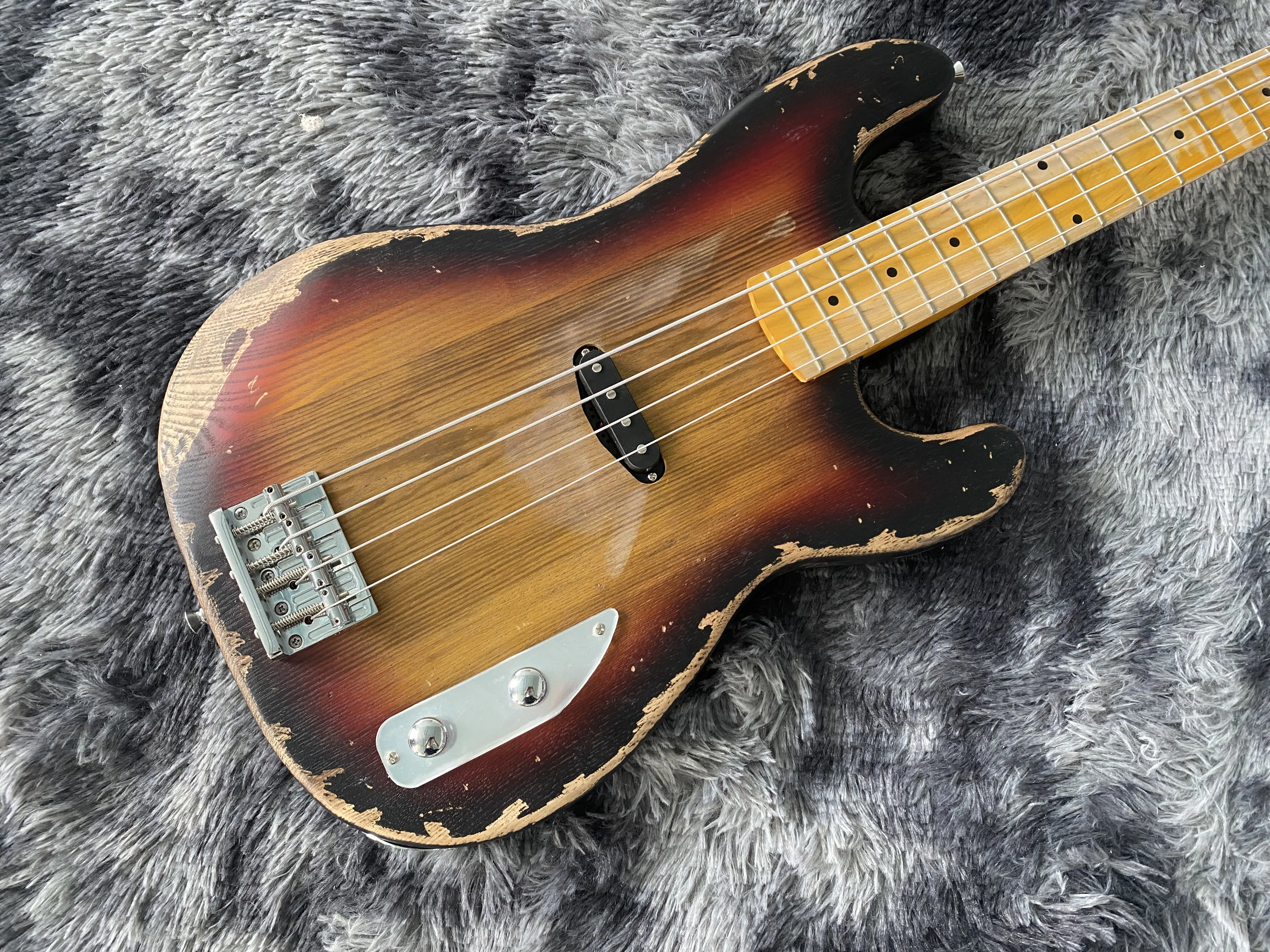 

Chinese Electric Bass Guitar Elm Body And Maple Neck 3TS Color Chrome Hardware