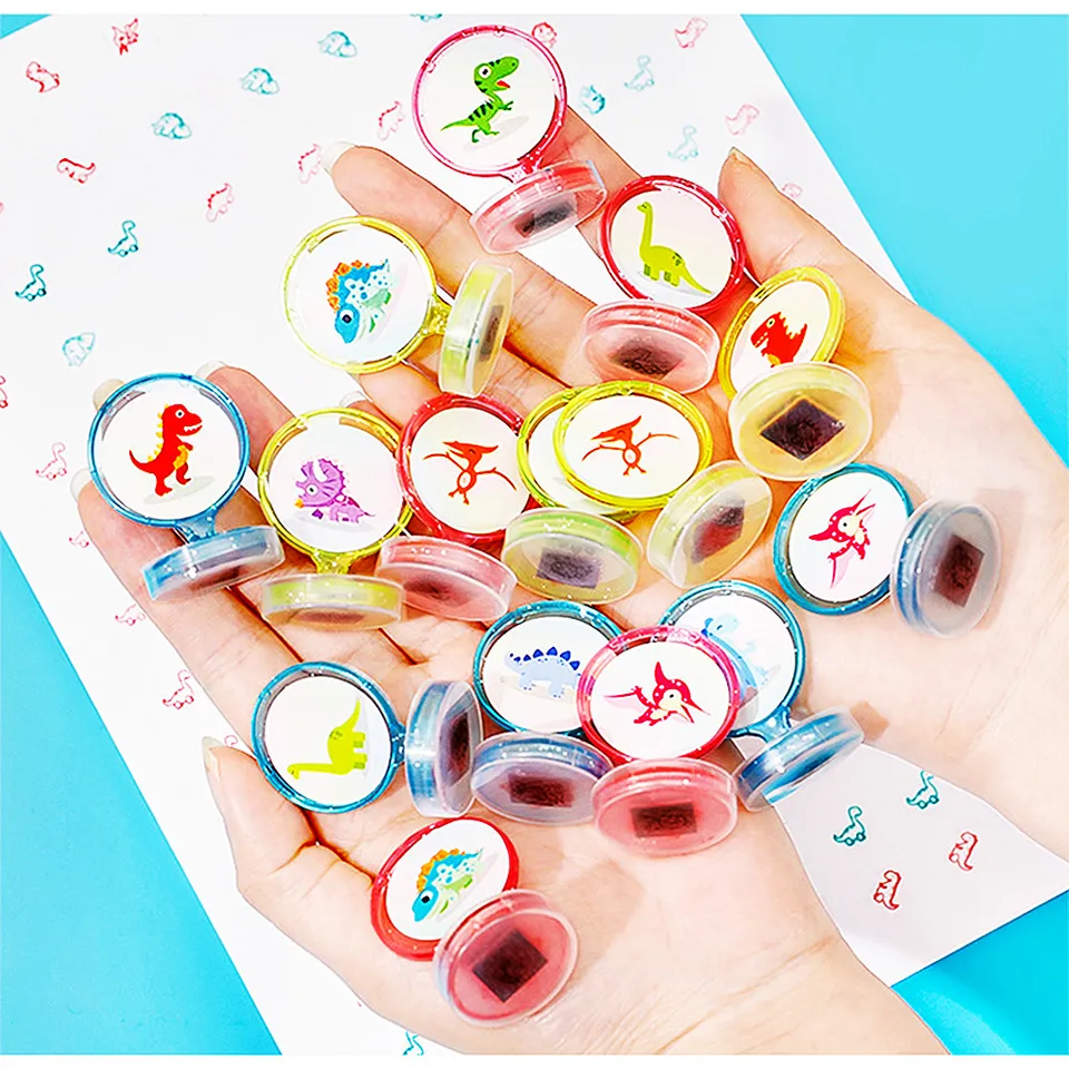 Set di 12 mini dinosauri natalizi che si illuminano al buio, ideali per sacchetti regalo di compleanno o bomboniere, sacchetti per regali, cesti pasquali e calze di Natale