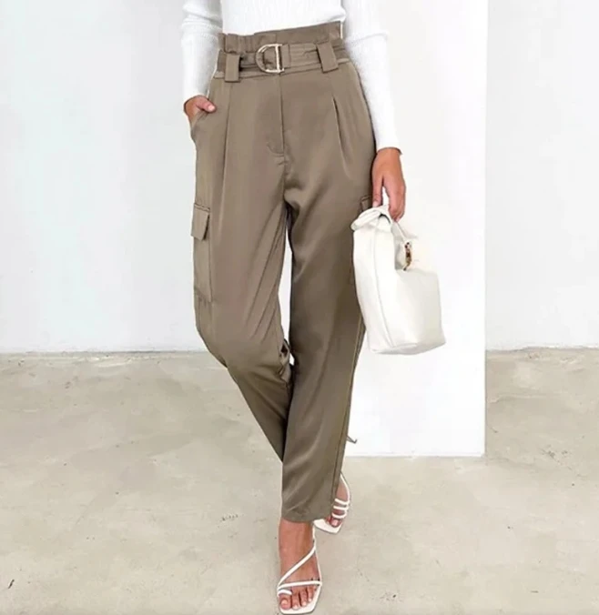 Рисунок 3 - Женский облегающий костюм с отложным воротником