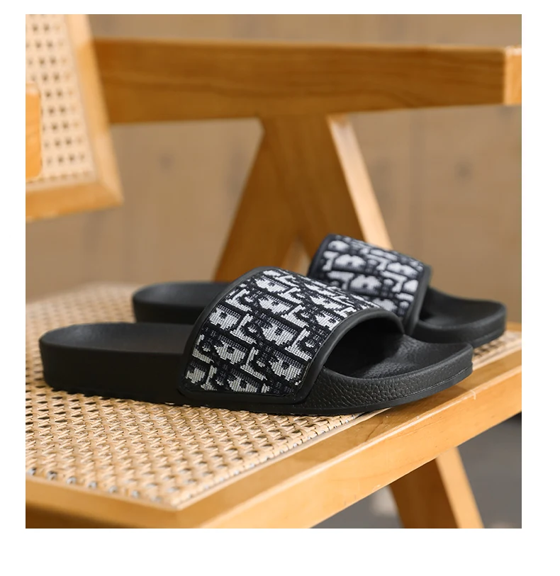 شباشب منزلية للرجال خفيفة الوزن صيفية بنمط جديد مسطحة وبالية كاجوال منقوشة كلاسيكية صنادل مضادة للانزلاق سريعة الجفاف