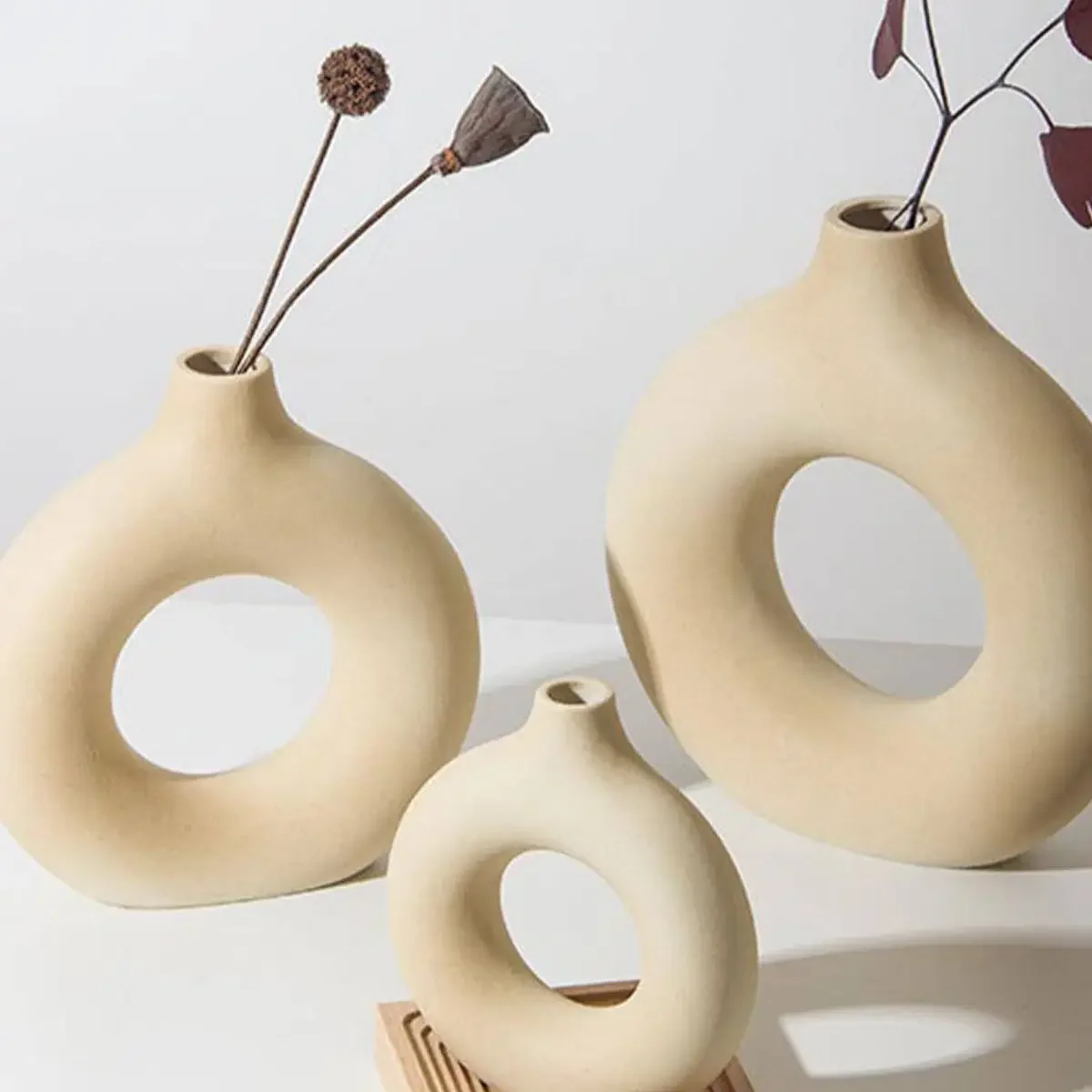 1pc White Ceramic Vases For Home Decor, Modern Decor Frosted Circle Vase, Minimalist Nordic Donut Vase, Decorative