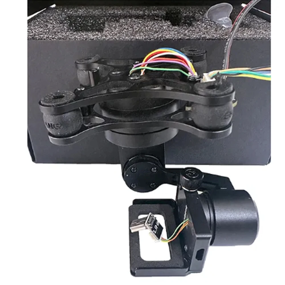 Stabilisateur Gimbal 3 Axes Brushless pour GoPro3/4 et SJ4000 monté sur un drone FPV, avec moteurs brushless et câbles visibles.