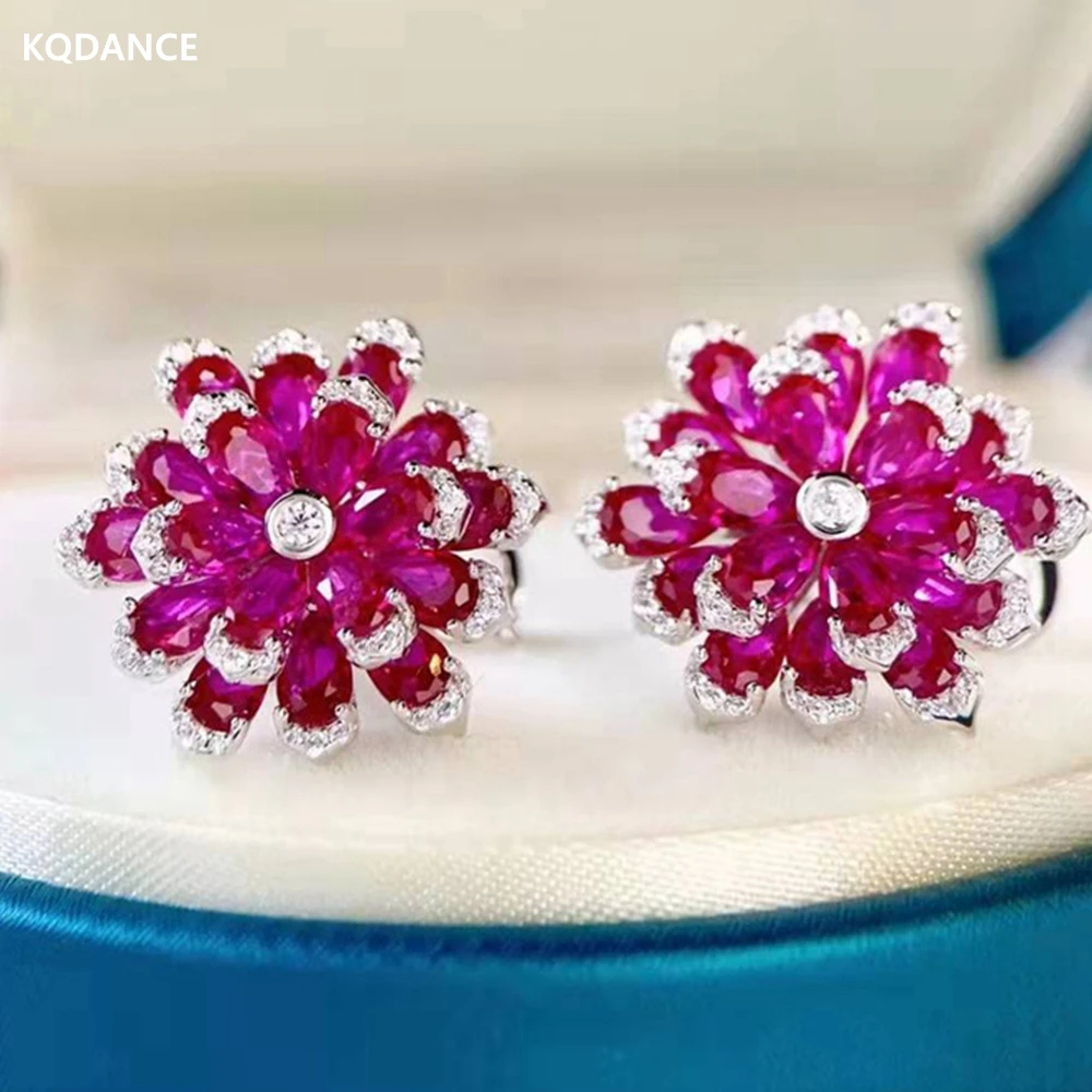 

Серьги-гвоздики с красным корундом, камнями и муассанитом