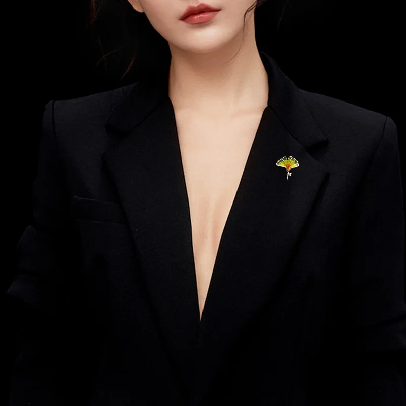 Small Exquisite Ginkgo Leaf Brooch High-End Women's Suit Corsage Collar Anti-Exposure Cardigan Buckle Lapel Pin Ornament Jewelry