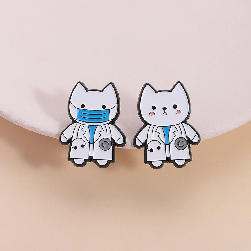 Niedliche Cartoon-Katzen-Arzt-Emaille-Anstecknadel, Katzen tragen einen weißen Mantel und eine Maske, Brosche, Rucksack-Revers-Abzeichen, Schmuck, Geschenk für Kinder und Freunde