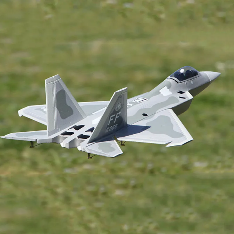 Avion RC PNP ou KIT 2.4GHz - Chasseur EPO Prêt à Voler vu de dessus, montrant la forme des ailes et le schéma de camouflage.