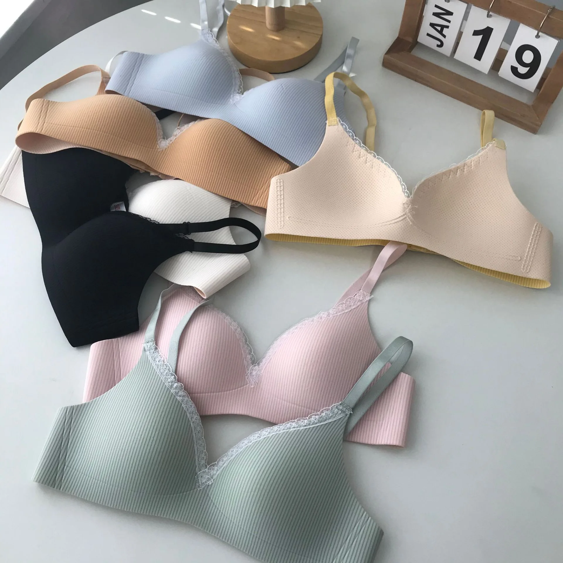 1Pcs Young Women's Push Up Bra For Teenagers Wire Free Bralette Lingerie Female Underwear Solid Everyday Bras With Lace BANNIROU