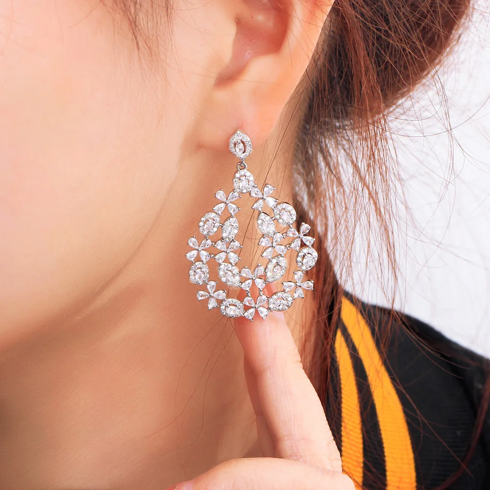 CWWZircons Bling Weiß Zirkonia Romantische Hübsche Blume Chunky Tropfen Baumeln Ohrringe für Hochzeit Bräute Zubehör CZ516 – Detail 2