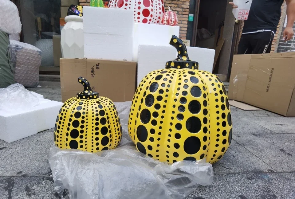 Kusama Yayoi Pumpkin Statue Japanese Art Wave Point Pumpkin Sculpture Morden Resin Crafts Office Home Interior Decor