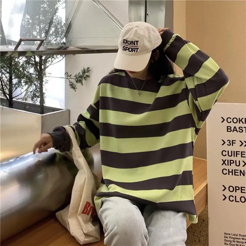 Рисунок 6 - Тонкий полосатый свитер с круглым