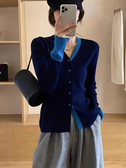 가을 의상에 개성과 따뜻함을 더하는 패치워크 니트 가디건