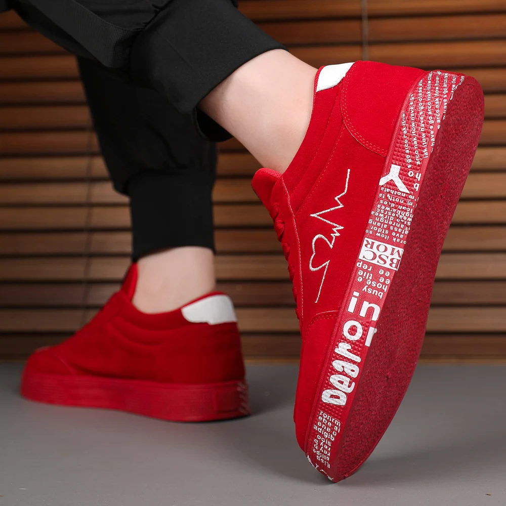 Men's lightweight casual sneakers. Everyday outdoor running and skate shoes for men. Colors: black and red. Sizes: 3