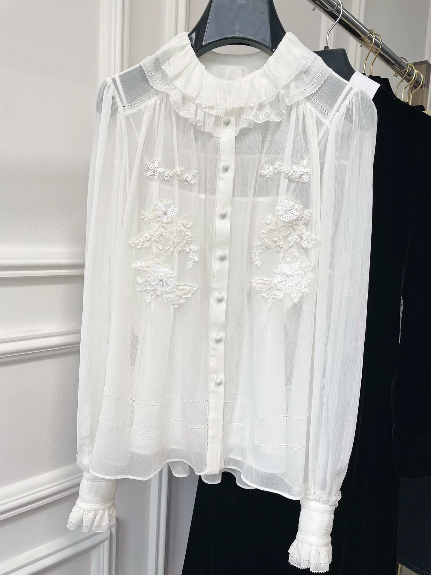 

New beaded embroidered shirt, pair of silk lace decoration, sweet age reduction, delicate and elegant, inside a small sling10.18