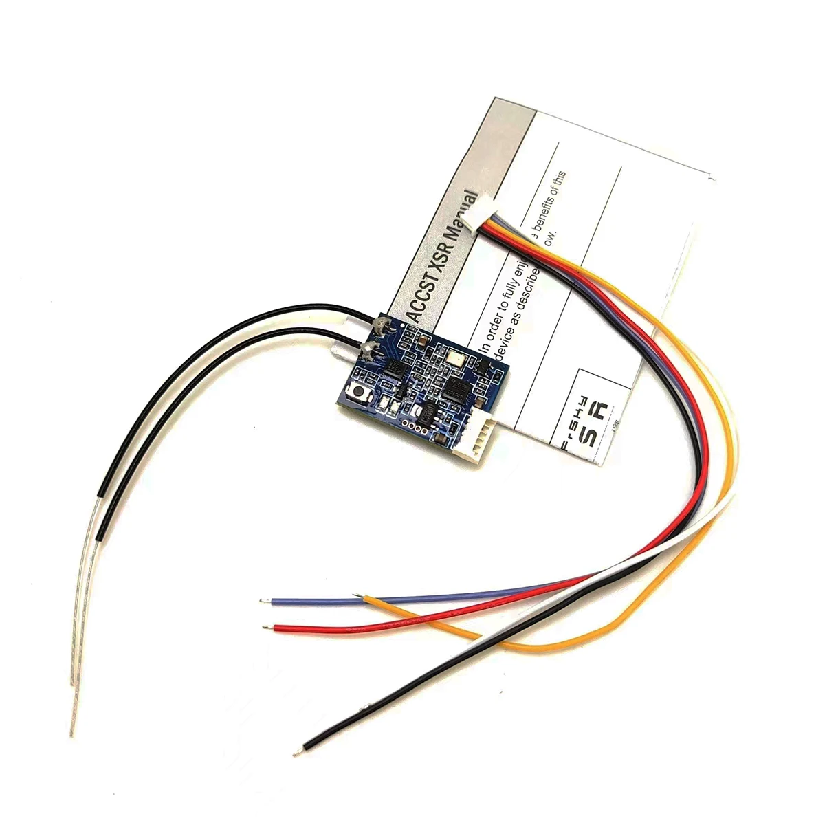 Gros plan sur les connecteurs et le bouton de liaison du récepteur FrSky XSR 2.4GHz ACCST 16 canaux.