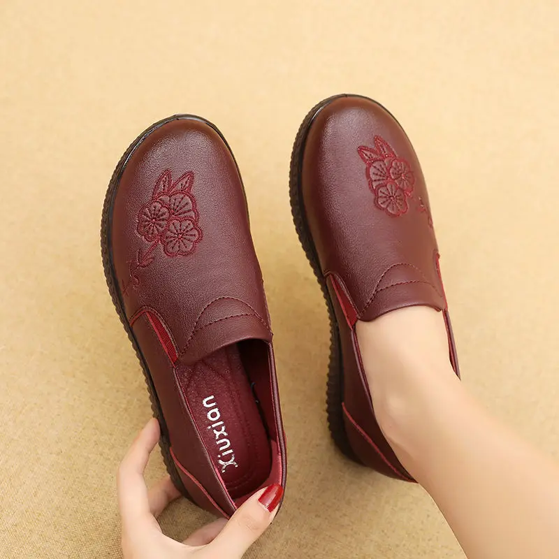 Middle-elderly Mom Flat Shoes Soft Sole Anti-slip Women Leather Flats Shoes Leisure Ladies Loafers 2023 New Female Loafers