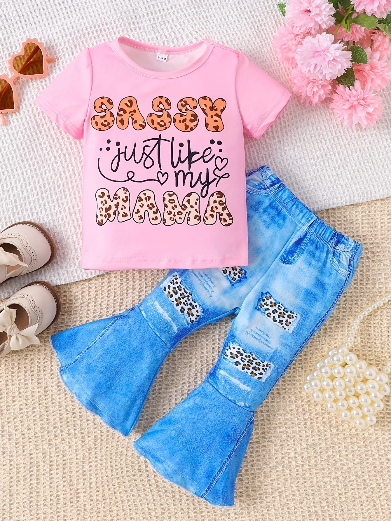 Heißer Verkauf: Kleidungssets für Mädchen von 1-8 Jahren, bestehend aus einem rosa T-Shirt mit der Aufschrift SASSY MAMA und Puffhosen im Jeans-Look.