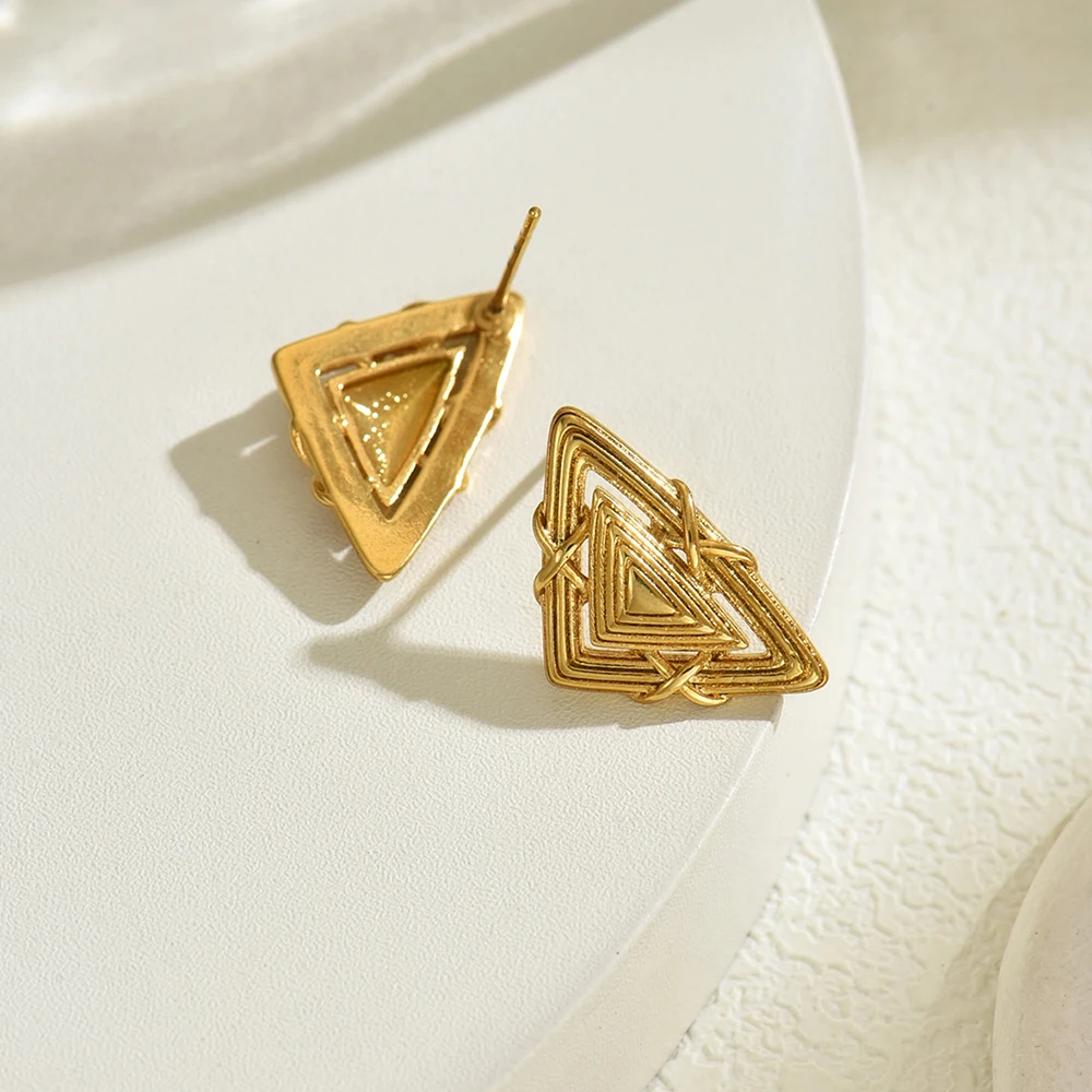Retro Metal Hollow Spiral Triangle Stud Earrings for Women Girls Gold Plated PVD Texture Earring Hypoallergenic Cadeau Femme