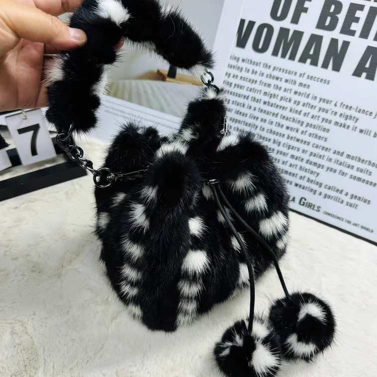 Women's Fashionable Plush bucket Tote Bag High-end Pleated Mink fur Shoulder Crossbody Bag Commuter Bag with Metal Chain