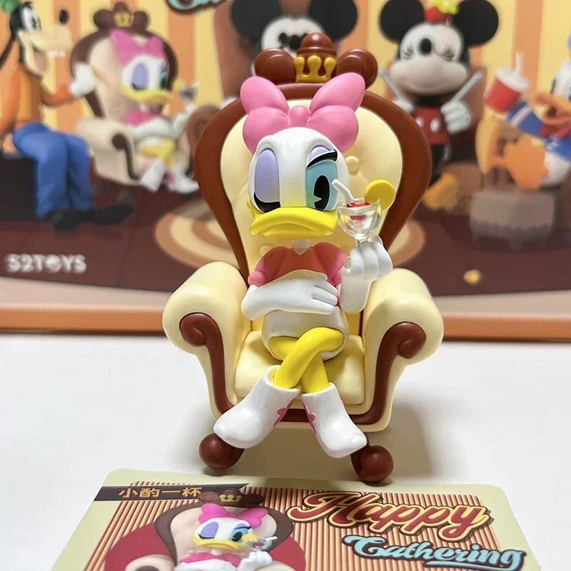 Caja sorpresa genuina de la serie Happy Gathering de Disney Friends, linda figura de anime de Mickey Mouse y Daisy, modelo de colección, juguetes de decoración, regalo