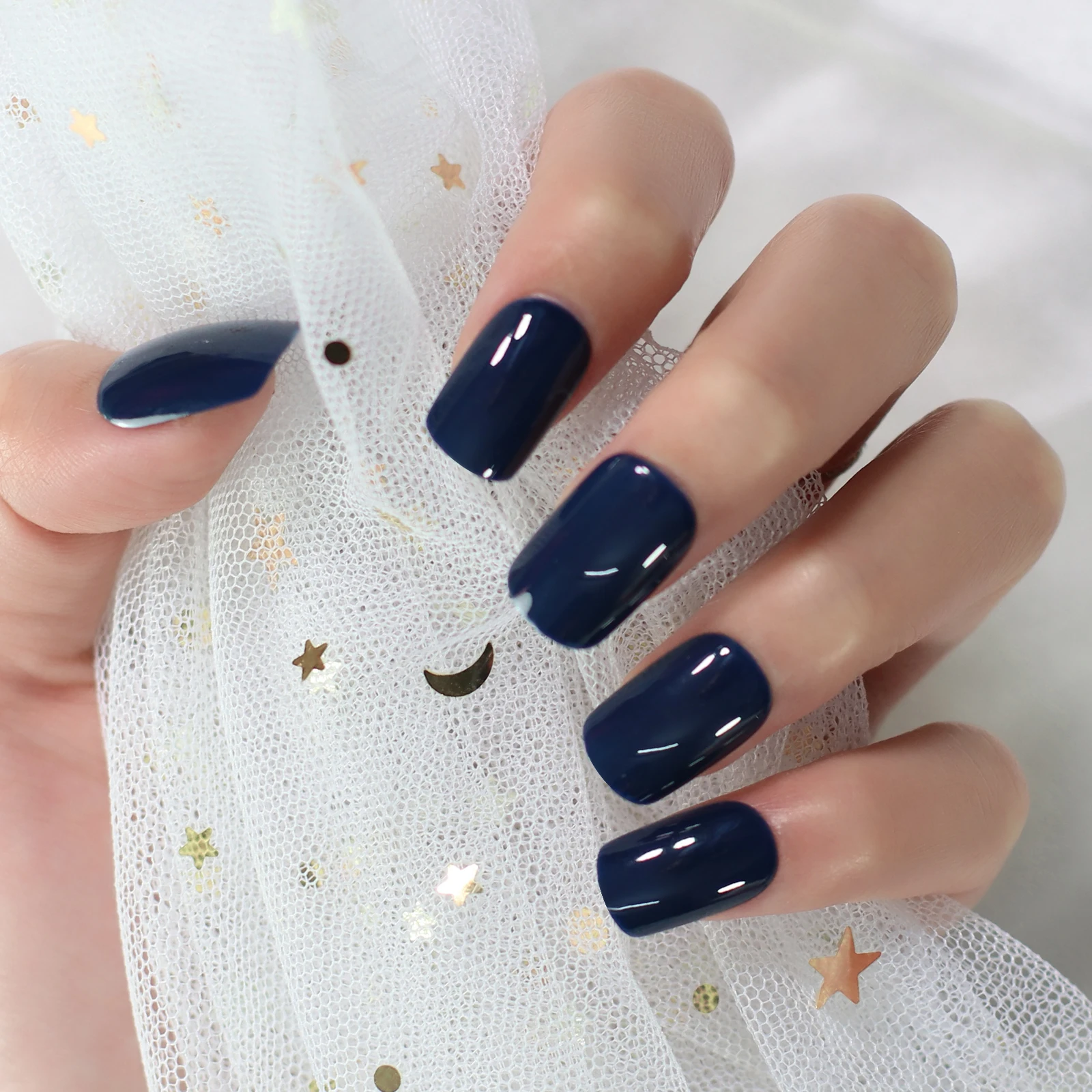 Prairie Beauty: CHRISTMAS NAIL ART: Frosty Navy & White Snowflakes Nails