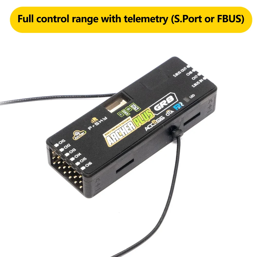 Gros plan sur le récepteur FrSky Archer Plus GR8 mettant en évidence sa conception compacte et ses connecteurs dorés