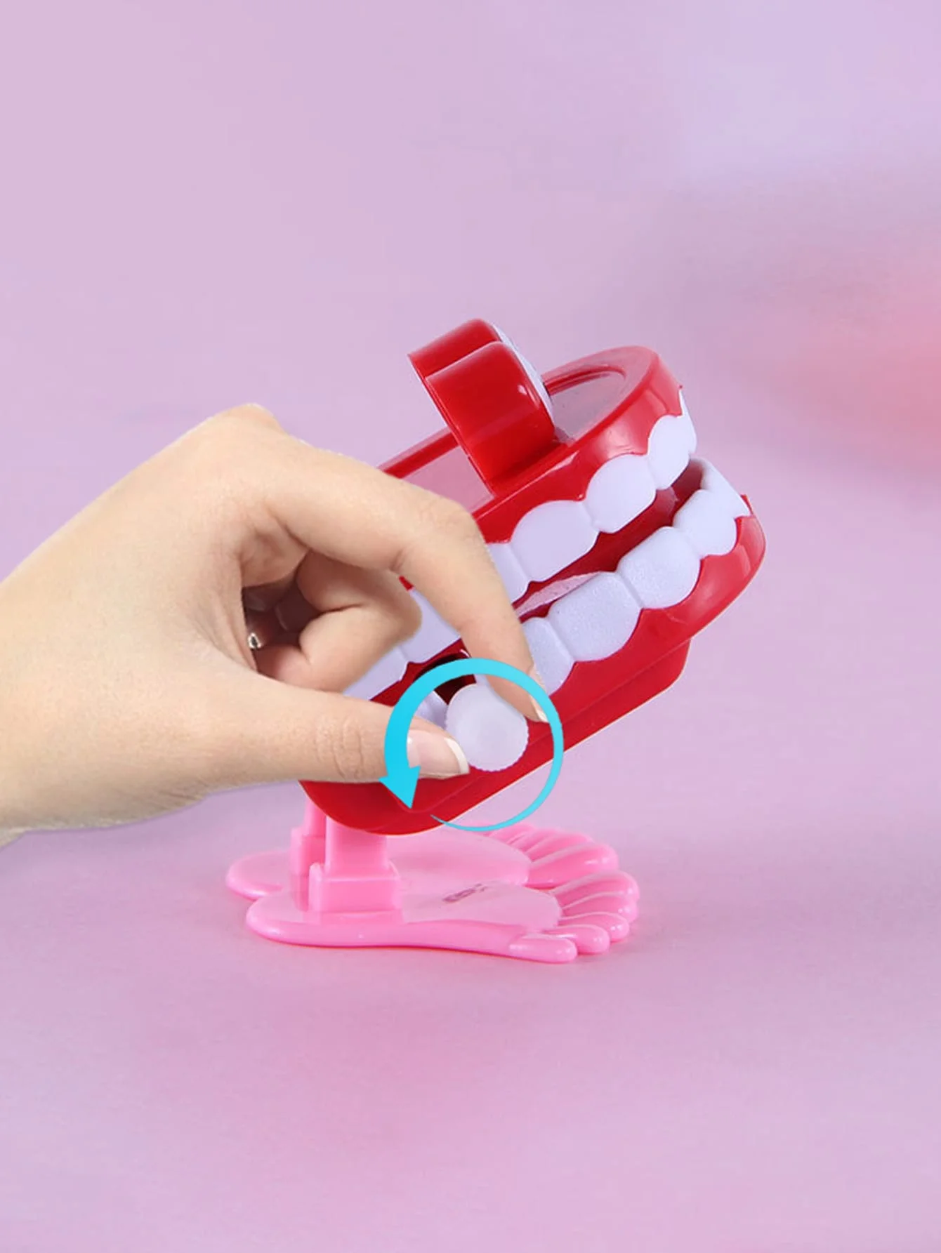 1pc-Windup Chain with Eyes Jumping Teeth Toy Color Random