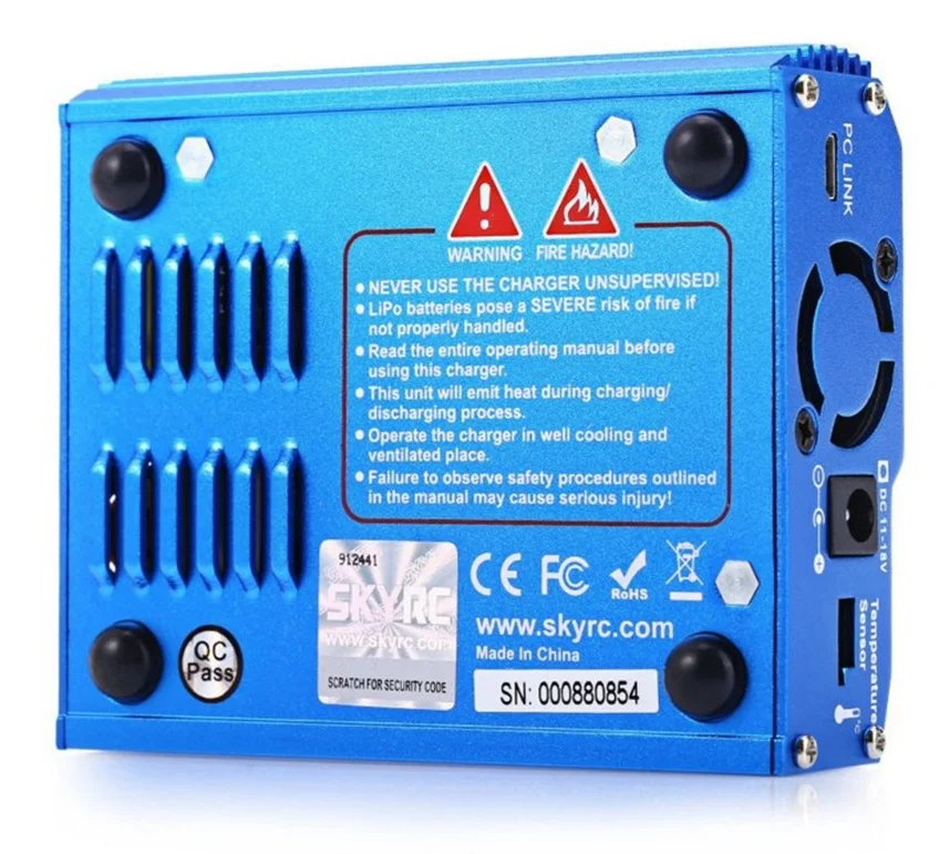 SkyRC IMAX B6 Mini chargeur 60W 6A en cours d'utilisation avec écran affichant les paramètres de charge