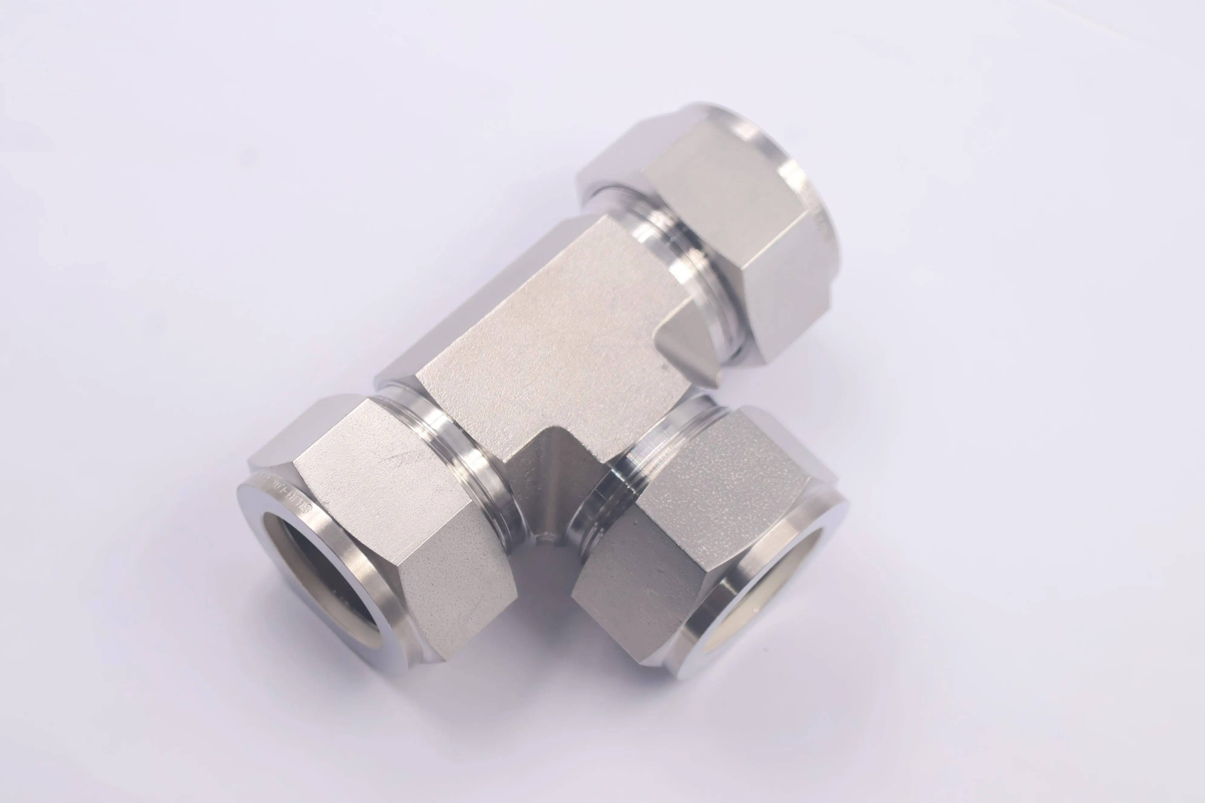 SS-1610-3, Stainless Steel Tube Fitting, Union Tee, 1 in. Tube OD, Can Combination with Swagelok