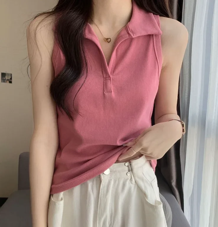 

Sleeveless slim fitting bottom T-shirt top