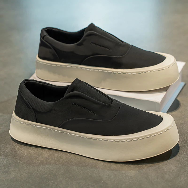 Spring and summer men's shoes are breathable, casual, versatile, lightweight, convenient, and easy to wear with just one foot 2