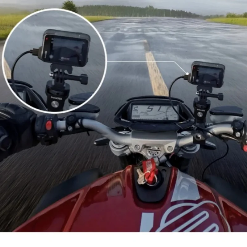 Détail de la housse de pluie Insta360 Ace Pro 2, avec joint d'étanchéité pour protéger le port de charge.