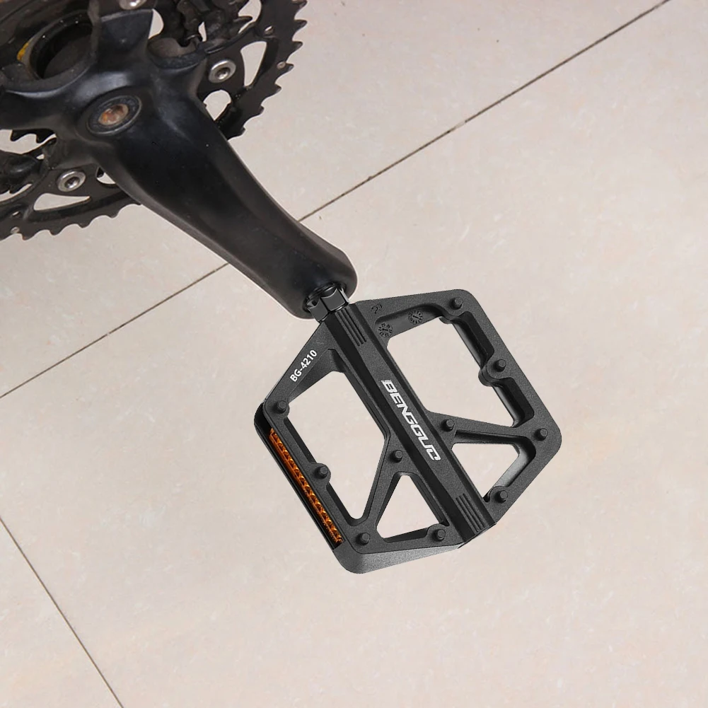 Double DU Bearing Nylon Bicycle Pedals with Reflector Mountain Road Bike Flat Pedals Bicycle Platform Pedals for Night Riding