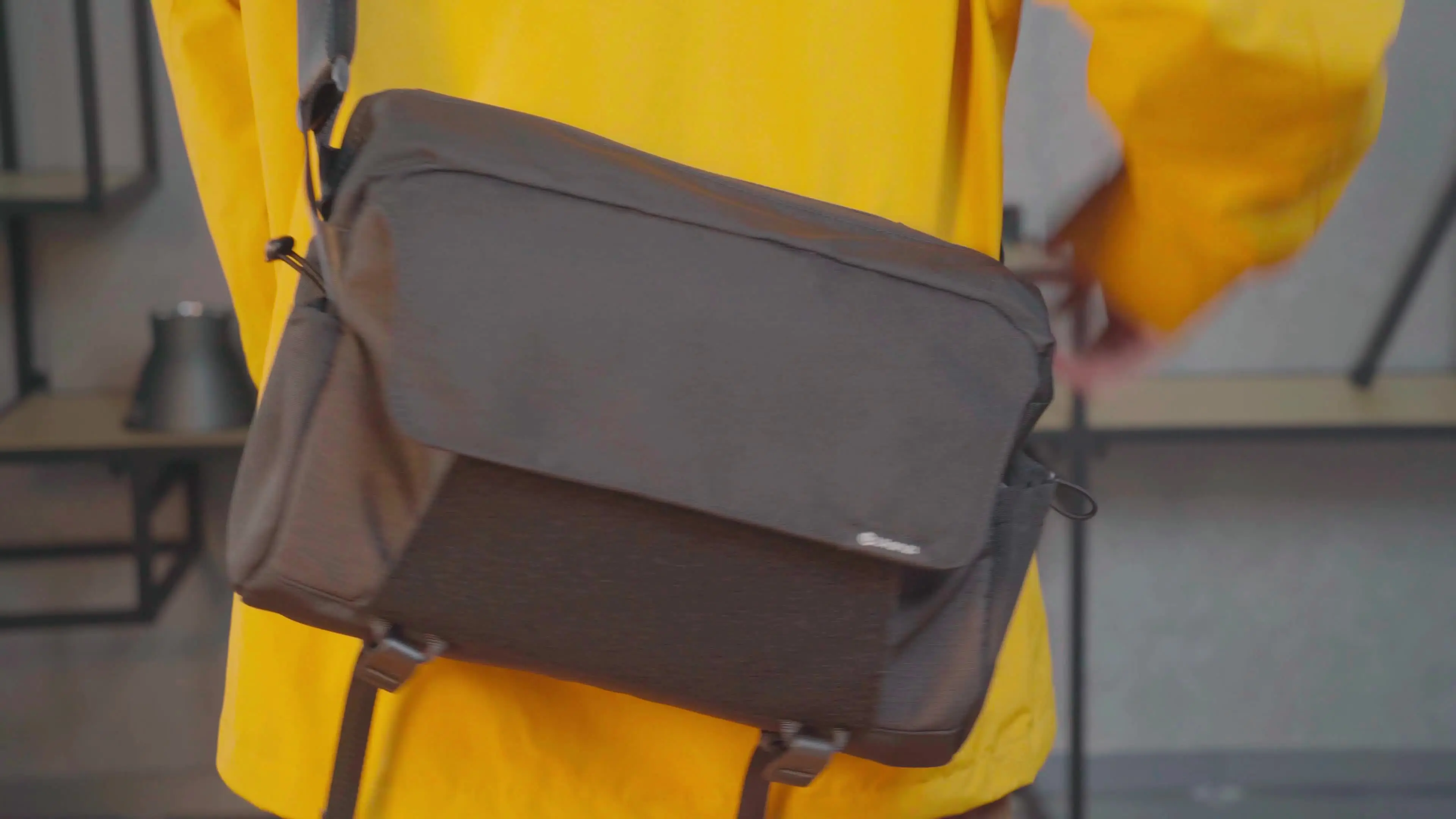 Ulanzi F02 Sling - Compacte Schoudertas voor Camera - Zwart