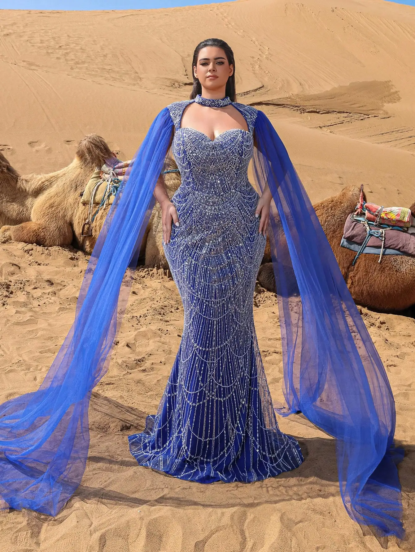 بالإضافة إلى فساتين رسمية مطرزة برقبة عارية الذراع...