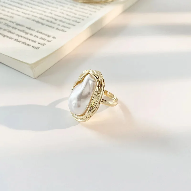 Finger Ring: Women Irregular Shape Metal Ring with Imitation Pearl Gold Plating Geometric Ins Style